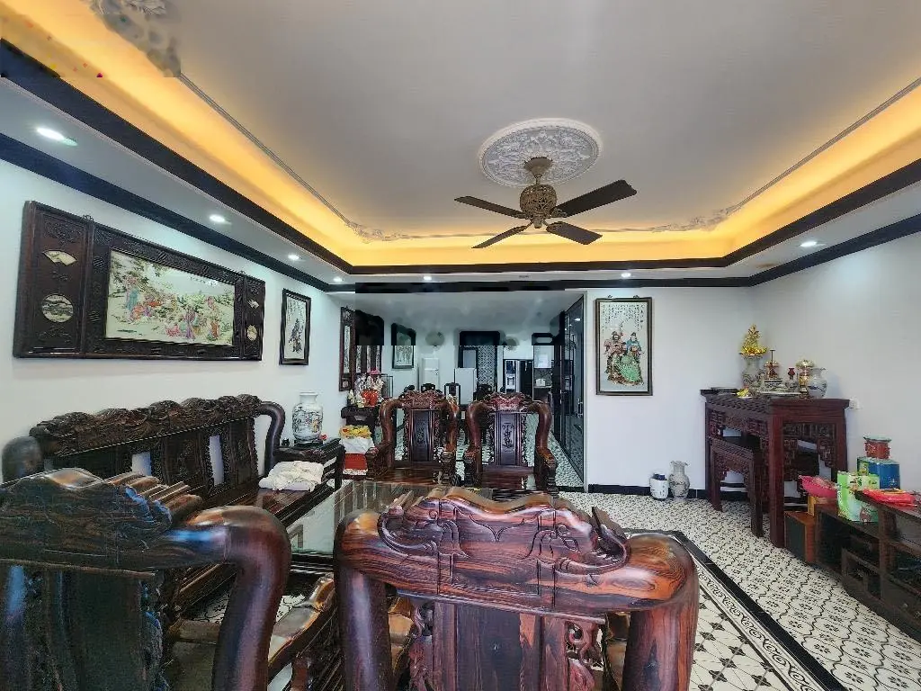 Chính chủ bán nhà mặt phố Ngô gia tự DT114m, nhà 5 tầng, MT 6m, vị trí kinh doanh, vỉa hè, sầm uất