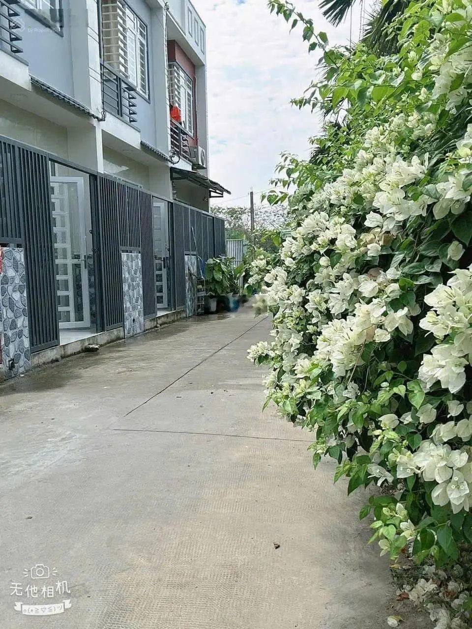 Nhà mới rất đẹp 1 trệt 1 lầu 4mx10m đường 5m ô tô đỗ cửa ngay chợ đình ủy ban xã mỹ hạnh bắc