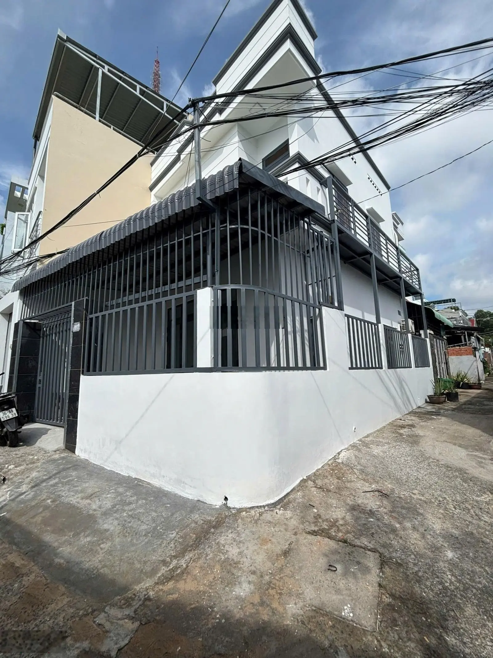 Bán nhà 1 trệt 1 lầu góc 2 mặt tiền hẻm đường Man Thiện chỉ 4,95 Tỷ LH 0909675116 Giang Võ