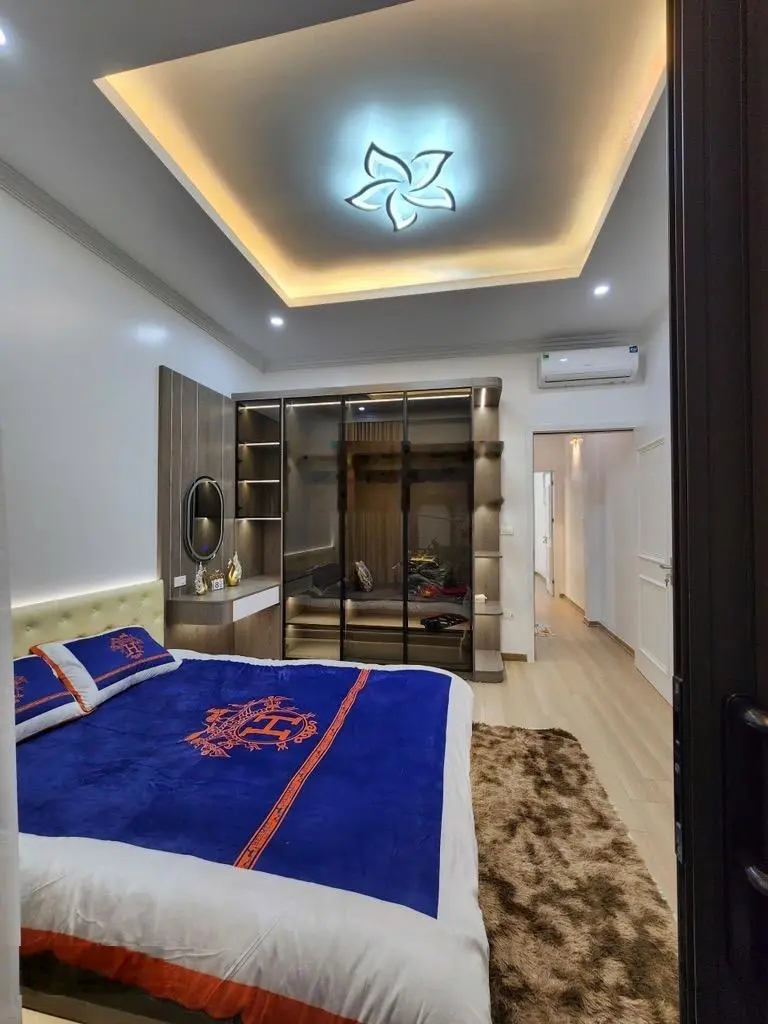 Bán nhà đường Hồng Tiến- Nguyễn Văn Cừ: Ngõ Ô Tô Qua, 40m Ra Phố, 6Tầng, Thang Máy, 40M, nhỉnh 8tỷ5
