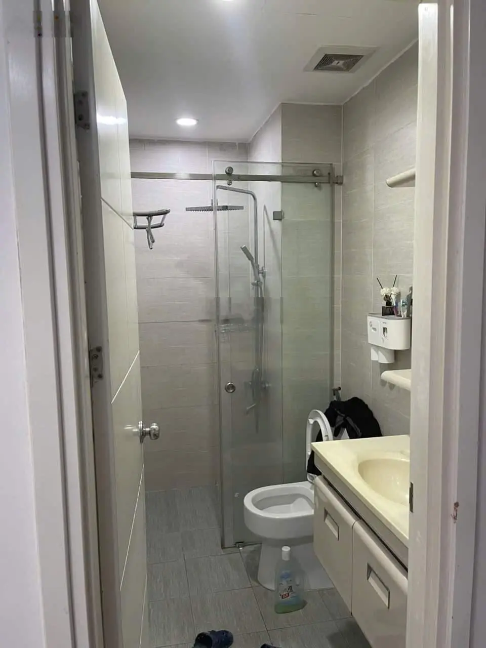 Cần bán gấp căn hộ 2 phòng ngủ tầng trung, ban công Đông Nam thoáng mát. Giá rẻ nhất thị trường.