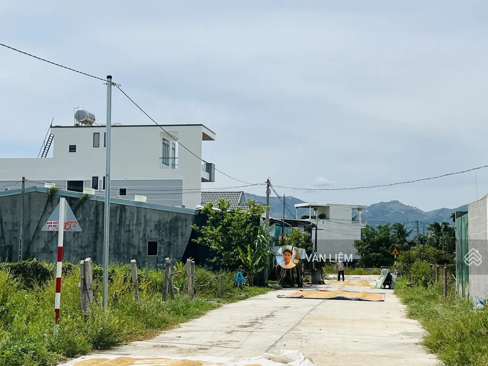 Lô góc Diên Sơn DT: 203m, thổ cư. - Khu dân cư hiện hữu. - Hướng Tây Nam. - Giá bán 1 tỷ (bao sang