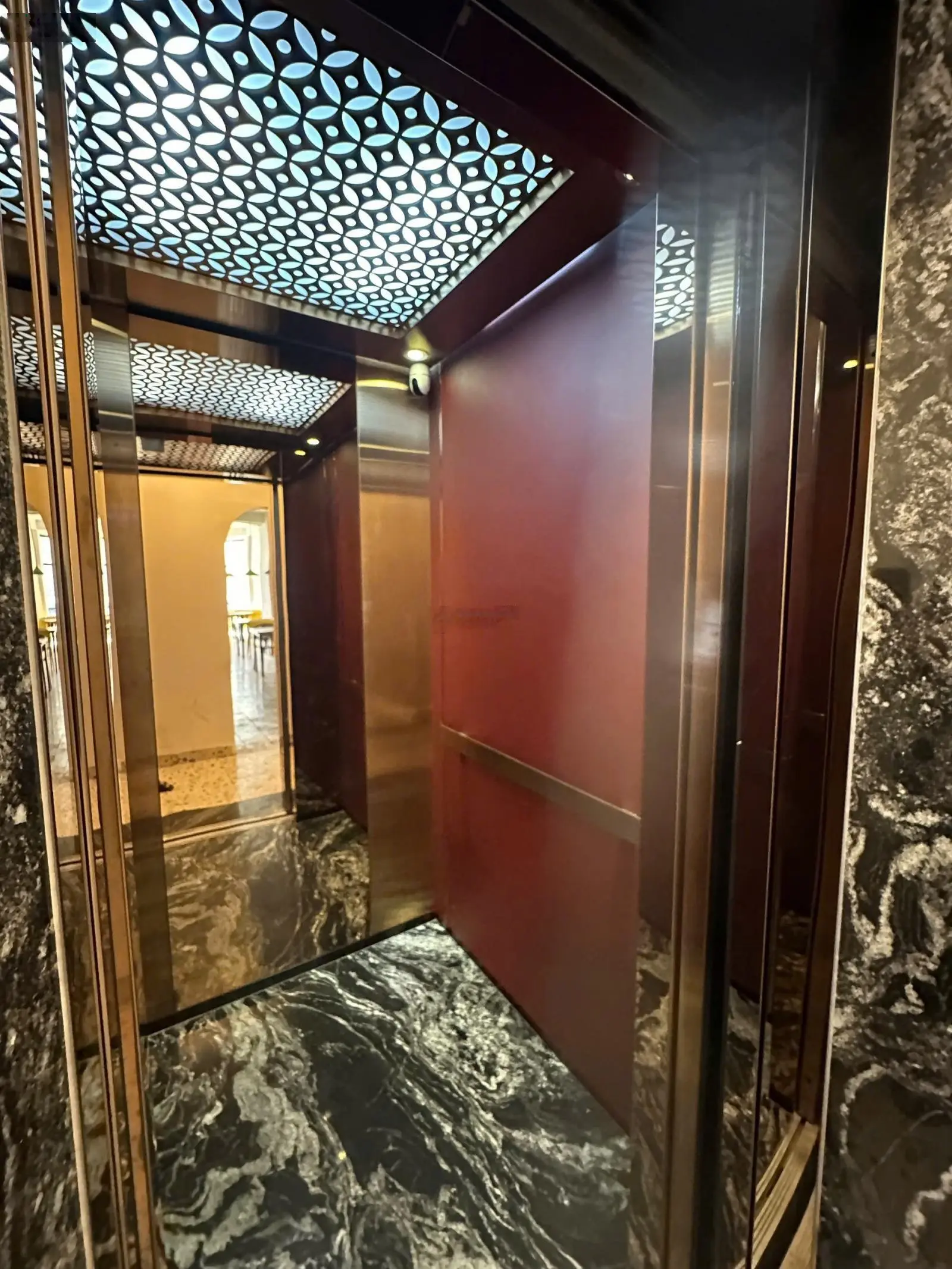 Mặt tiền KD sầm uất Lê Quốc Hưng, Q4. 4m x 20m, 7 tầng ốp kính sang trọng, có thang máy, giá 30 tỷ