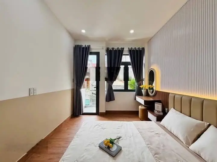 Nhà đẹp ở luôn phố Ngọc Khánh, 2 thoáng vĩnh viễn, ngõ thông thoáng, cách ô tô 45m, dt 42m2 * 5t