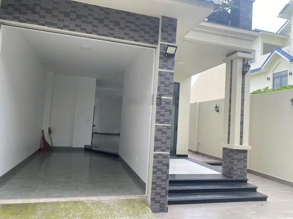 Bán BT 200m2, 3PN + 4WC tại D31, Phước Long B, Q9, HCM chỉ với 21,5 tỷ