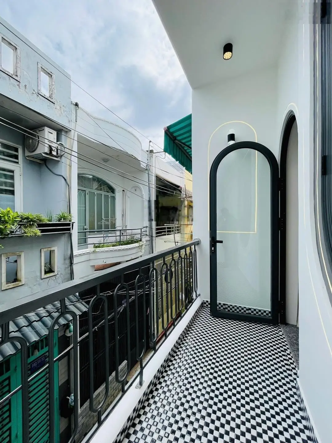 Bán nhà Sư Vạn Hạnh, P.10, Quận 10, 52m2, Ngang 5 dài 10,4, giá 2tỷ4,nội thất cơ bản, sổ hồng riêng