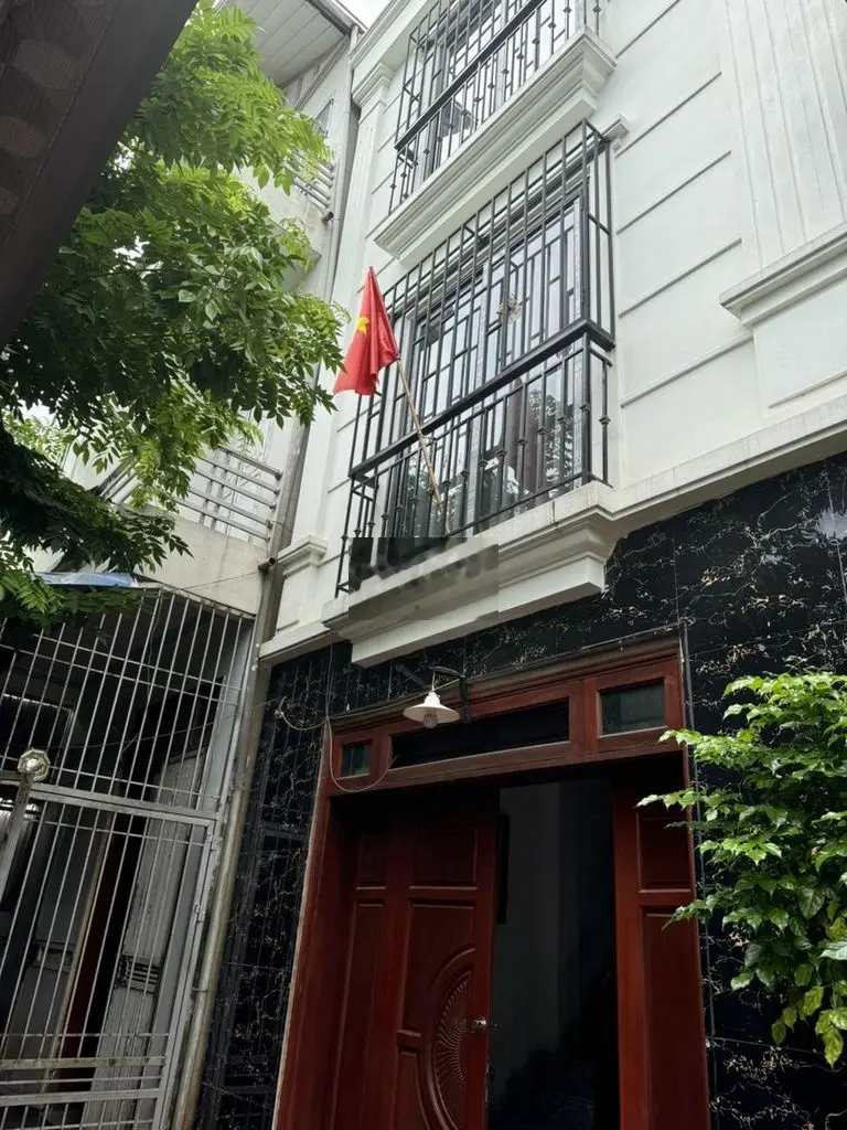 Chỉ 2,35 tỷ đã có nhà 3,5 tầng full nội thất cách ĐẠi học TDTT 500m