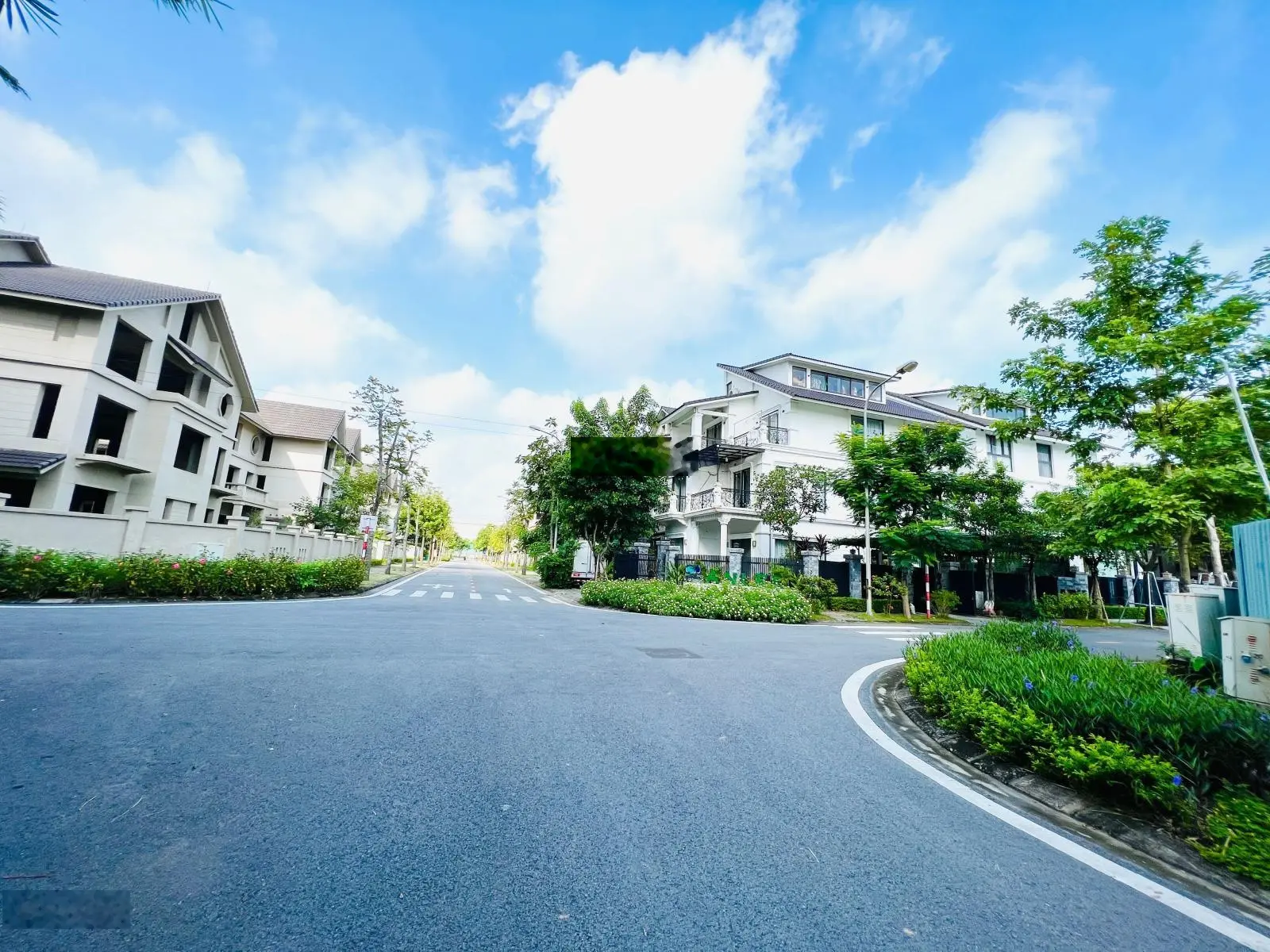 Quỹ căn biệt thự đang bán rẻ: 180m2 - 200m2 - 300m2 - 400m2. LH: 0962 204 ***
