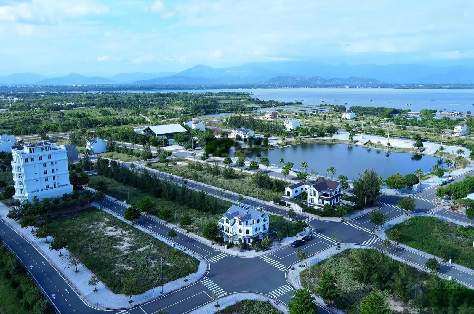 Cần bán lại nền đẹp Golden Bay view hồ view công viên, đường 26m giá tốt LH 0908 207 ***