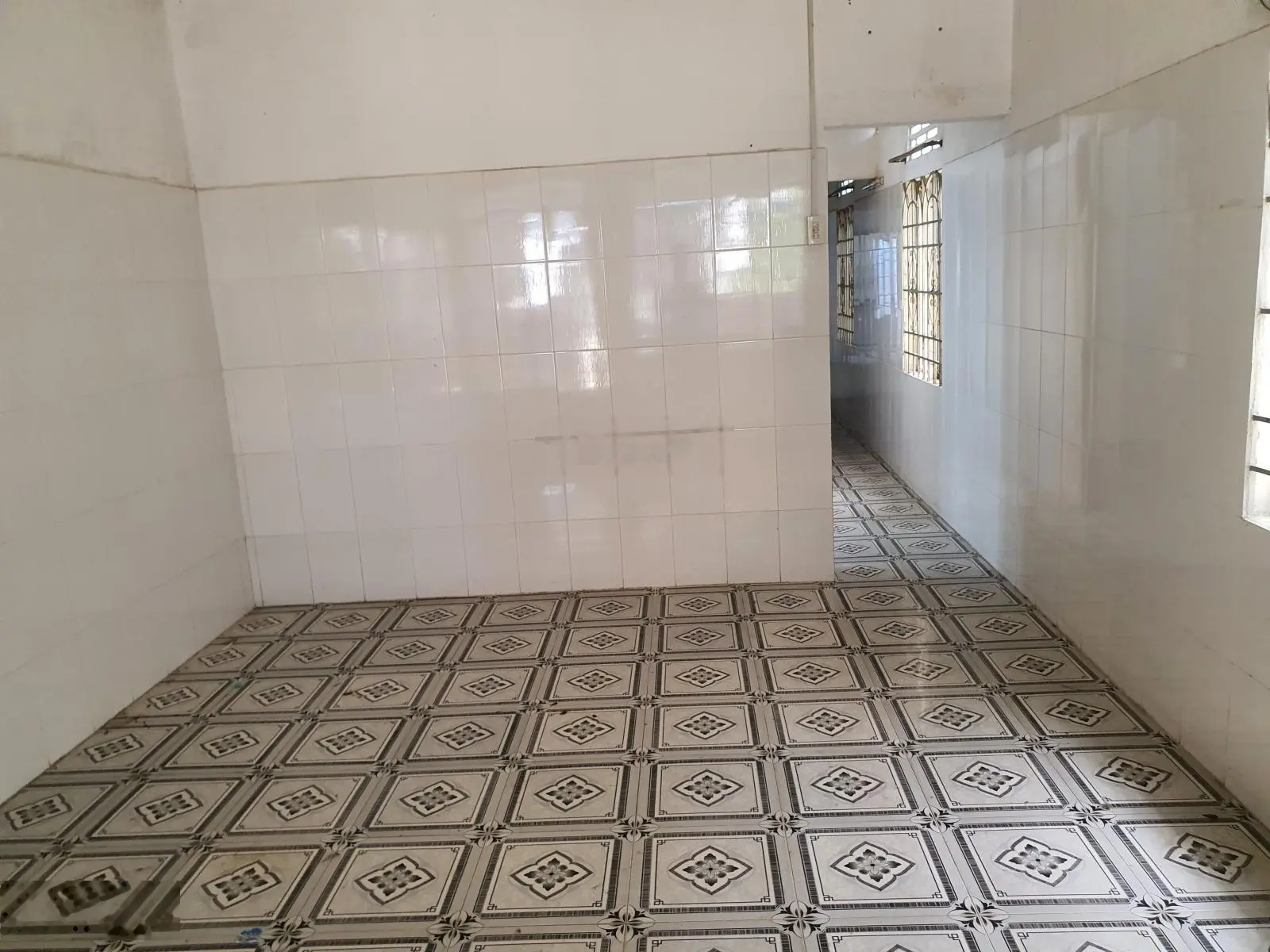 Bán đất tặng nhà cấp 4 gồm 2 phòng ngủ, phòng khách, bếp. Diện tích thực tế 145m2, DT trên sổ 130m2