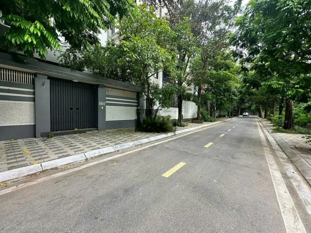 Bán BT phố Trần Bình, Phân Lô, 2 thoáng, Gara, sân vườn,106m2, 25.8 tỷ