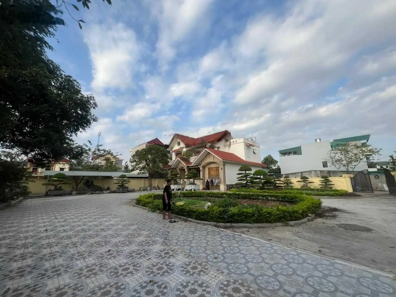 Bán mảnh đất sẵn biệt thự đang cho thuê 20tr/ tháng. Hơn 1000m2 giá 34 tỷ. TP. Ninh Bình sẵn sổ đỏ