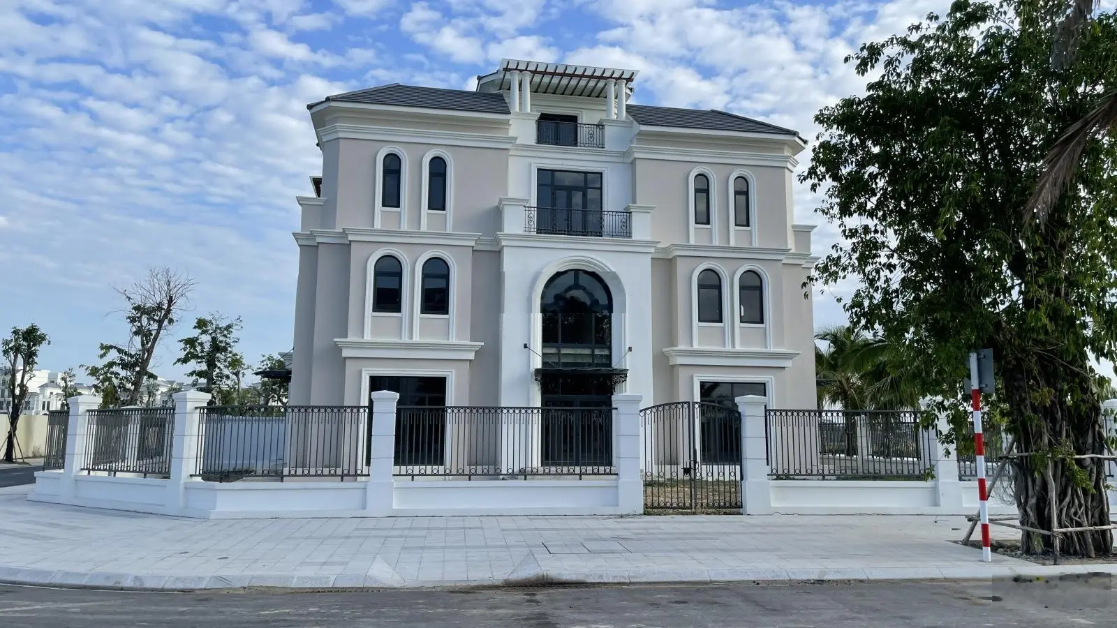 Bán nhà phố 120m2 đối diện công viên tại Vinhomes Grand Park giá chỉ 17 tỷ. LH 0828 030 *** Thiện
