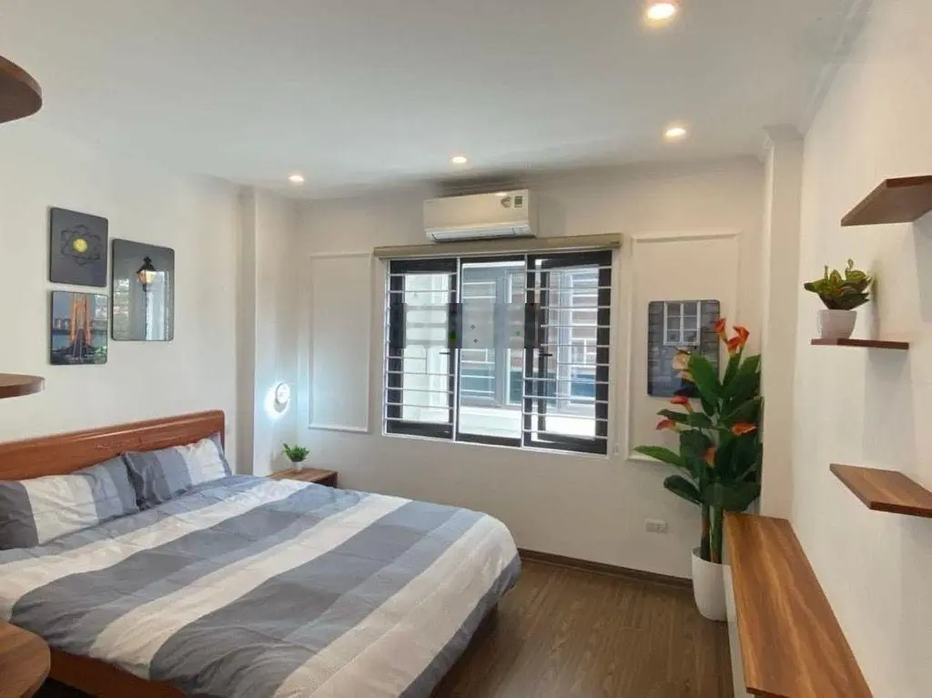 Bán nhà 5t ngõ 129 đường bát khối long biên. giá chào hơn 5 tỷ. nhà đẹp, ngõ nông, lô gócvị trí đẹ