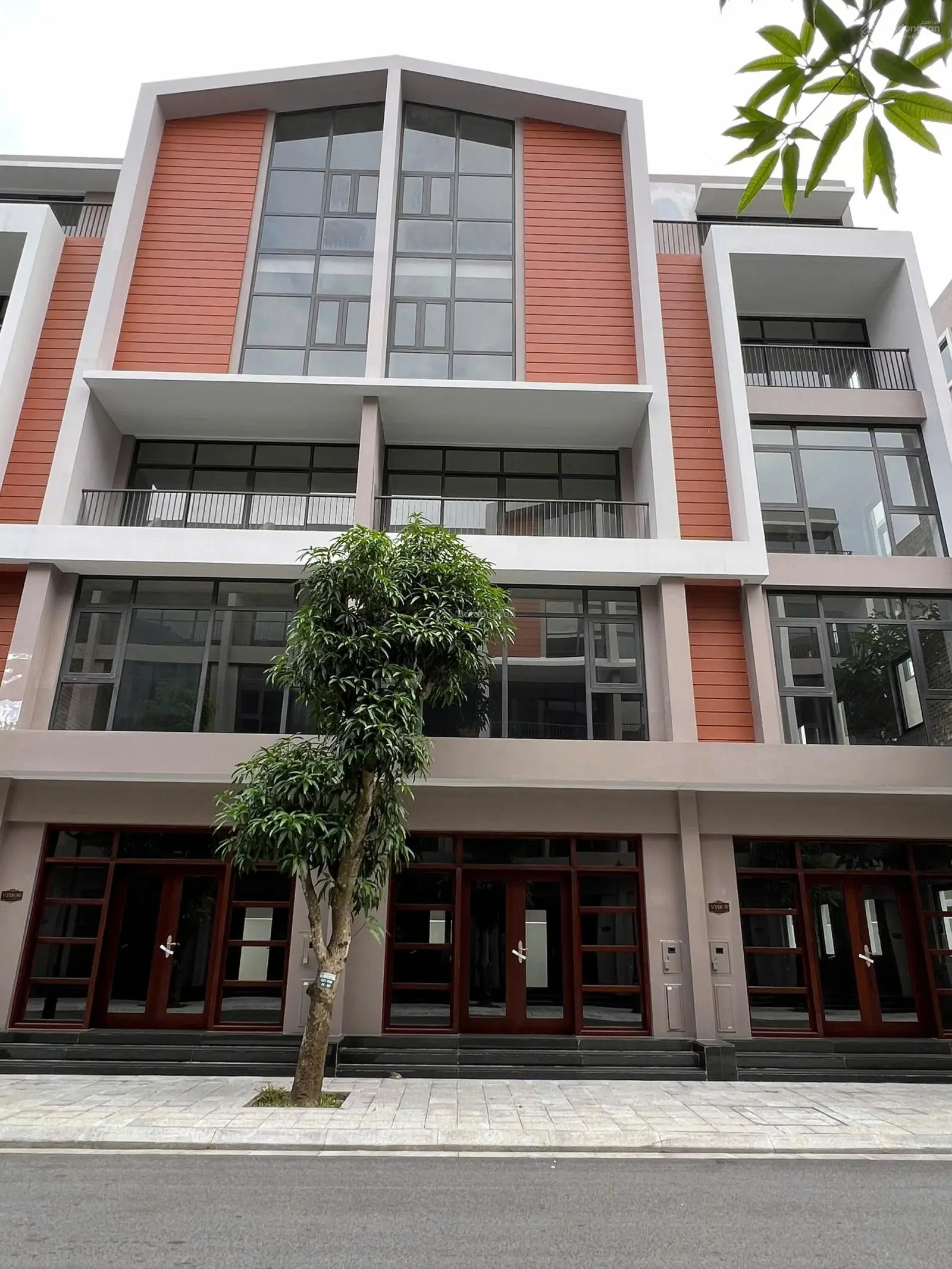 Nhà liền kề ngay cổng Công viên nước!
