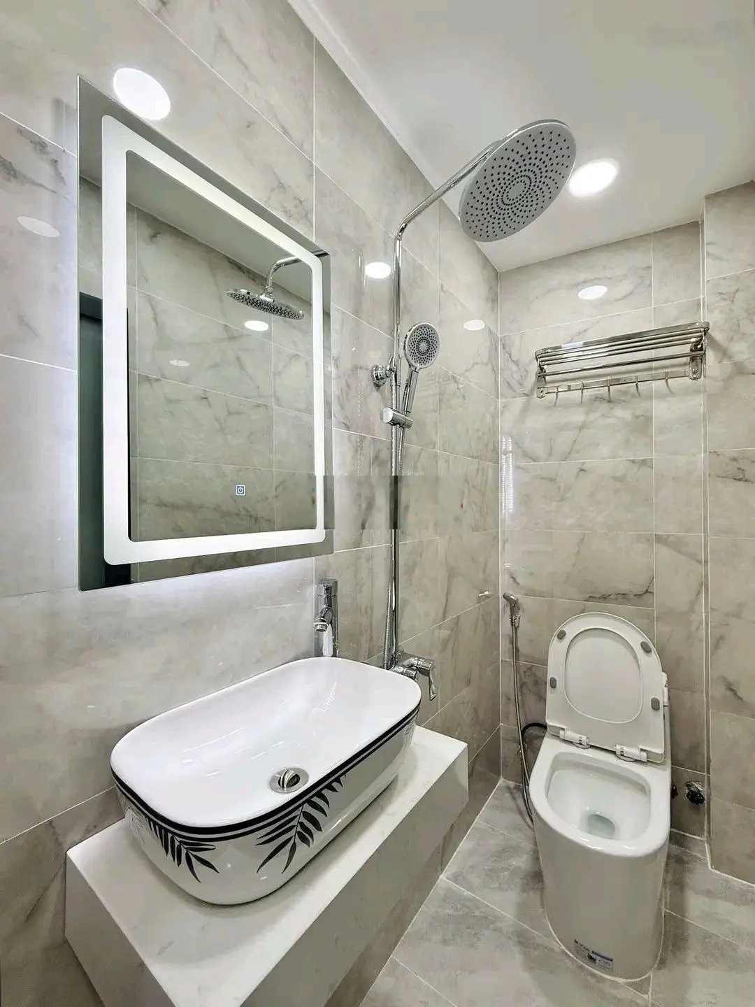 Về quê cần bán căn nhà, đường Lạc Long Quân - P.8 - Tân Bình, đag cho thuê 21tr, giá 2tỷ970/66,36m2