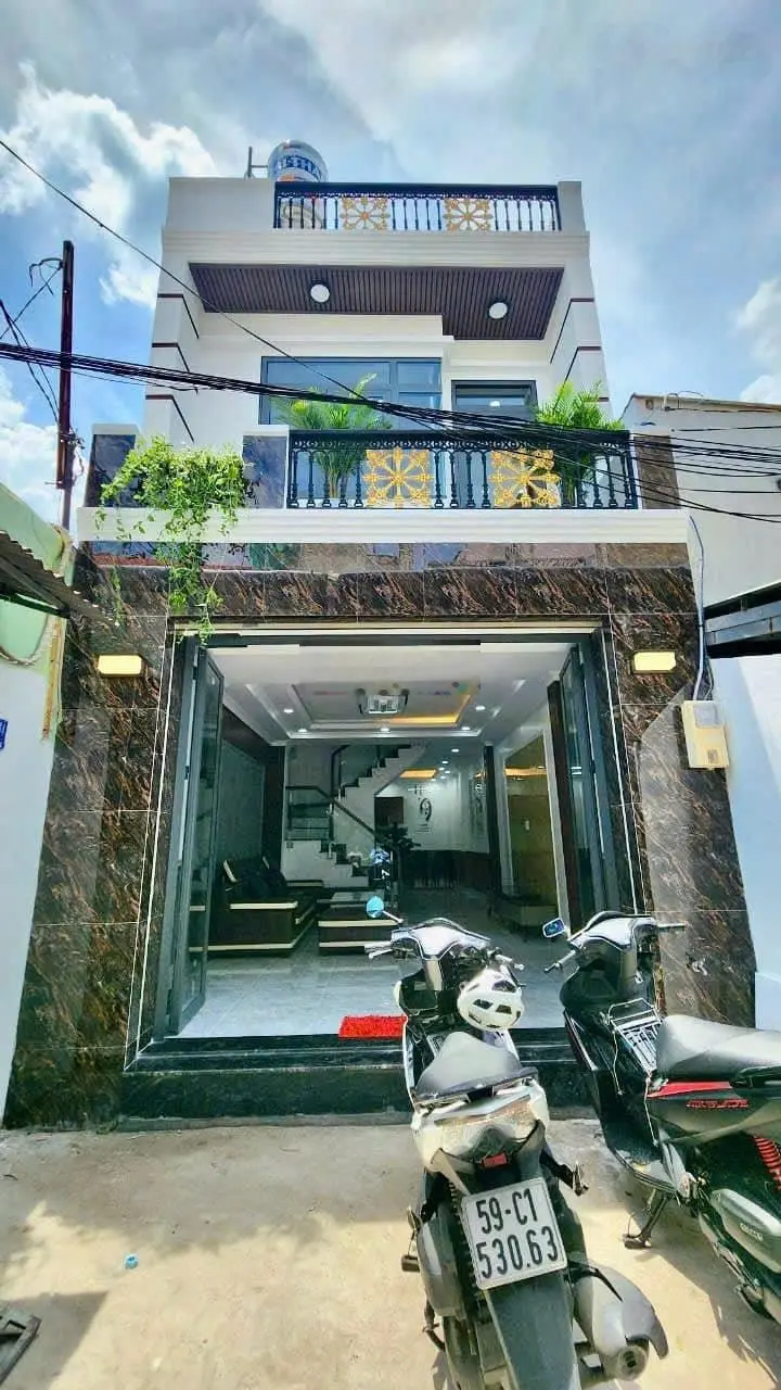 Kẹt tiền trả nợ nên bán gấp căn nhà ở ngay chợ Bình Chánh, đường 18B, 1 lầu, giá 1 tỷ 050.