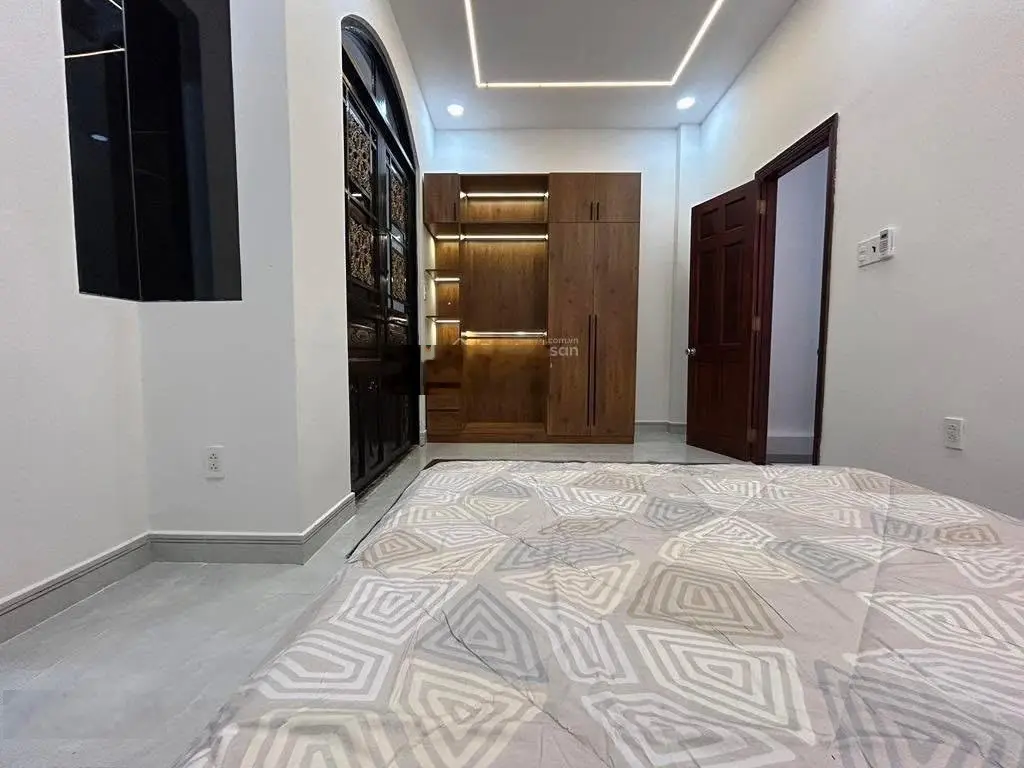 Nhà ngộp 3 tầng 4 phòng ngủ giá chỉ 5.28 tỷ ngay MT Dân Chủ, Quận 9, gần Vincom Thủ Đức, Sổ sẵn