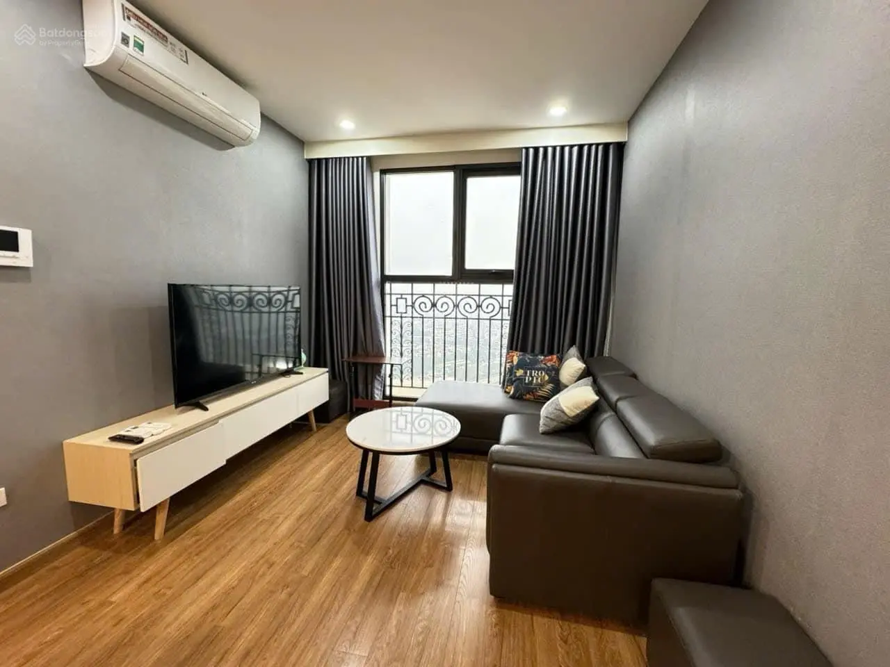 Chính chủ gửi bán gấp căn hộ cao cấp tầng trung, view thoáng mát tại The Emerald, Mỹ Đình. Giá tốt