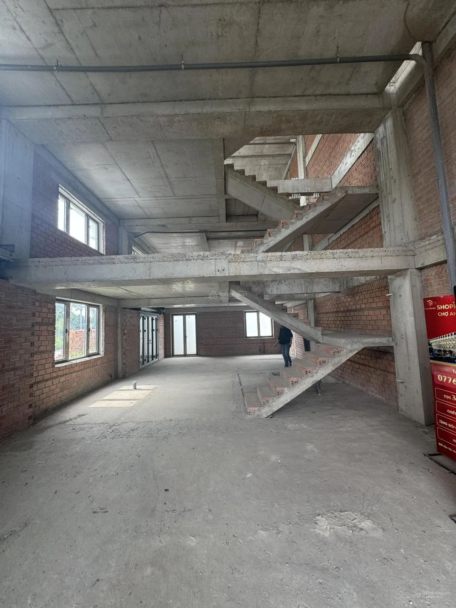 Bán nhà Mặt Phố 400m2, ngay Chợ truyền thống (Chợ An Sương), mới xây 5 tầng, thiết kế rất hiện đại
