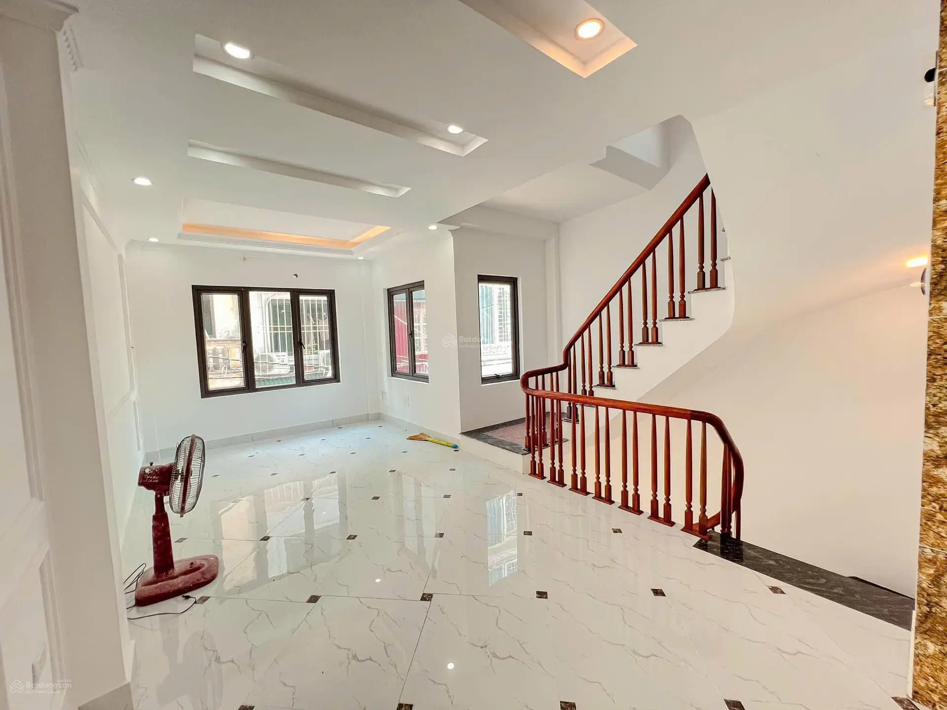 Bán nhà 5 tầng Hoàng Mai, DT 50m2, mặt tiền 4,8m, ô tô đỗ cửa, có thang máy, view hồ, giá 11,5 tỷ