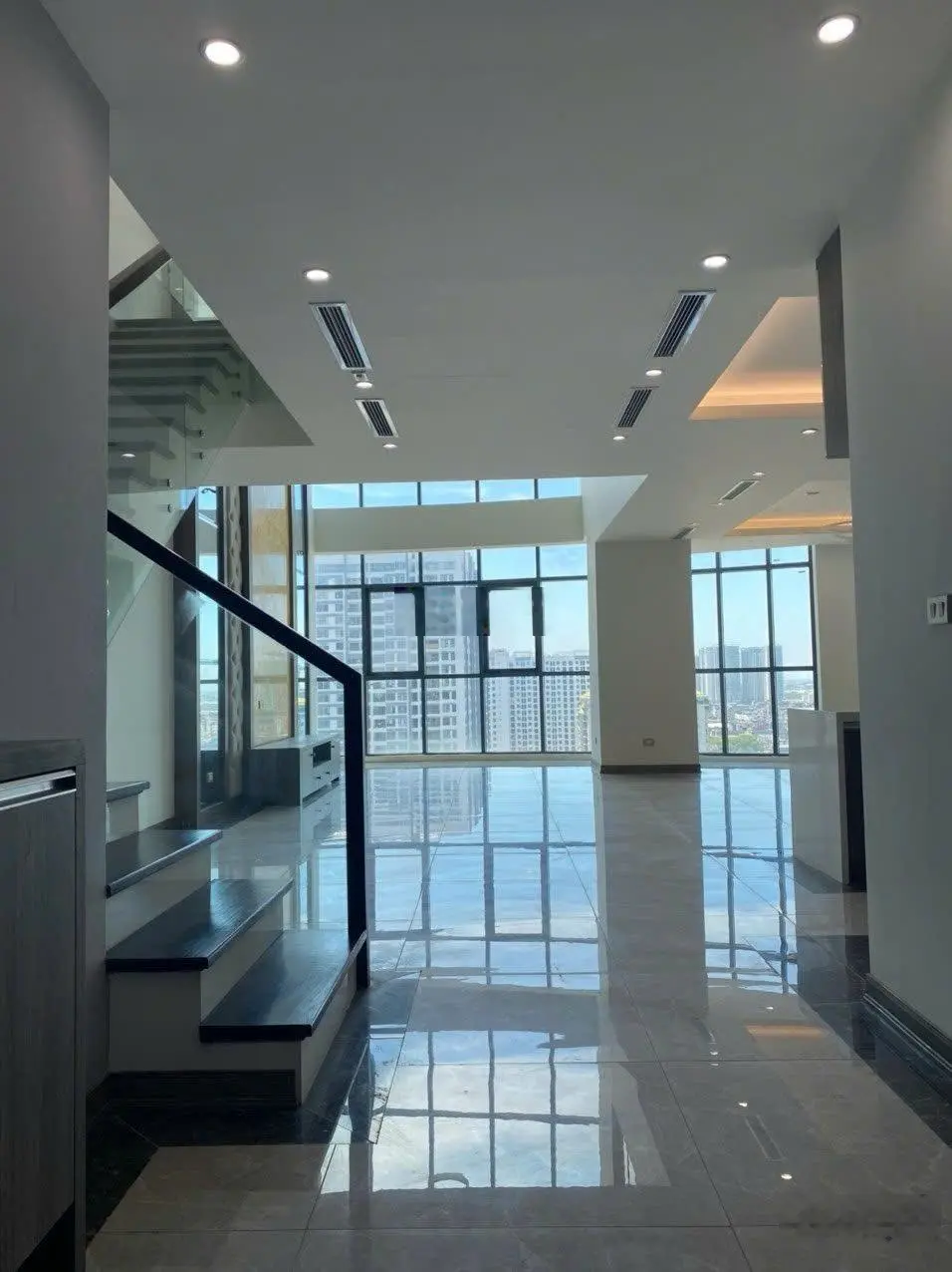 Gia đình tôi không có nhu cầu sử dụng đến cần bán gấp căn duplex 270m thiết kế 4 phòng ngủ rộng rãi