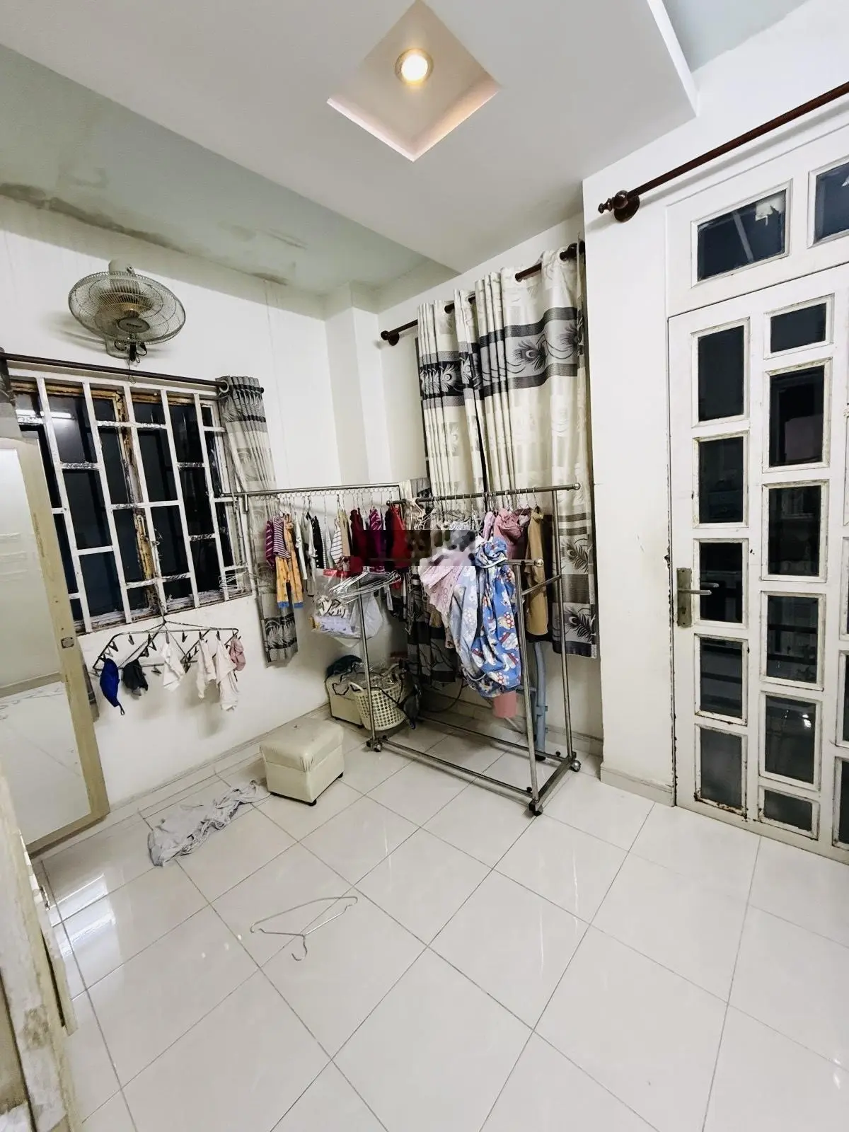 Q.6 cách hxh vài bước - 30m ra mt đường lớn. nhà 3 tầng - dt 35m hẻm trước nhà 4m gần chợ phú lâm.
