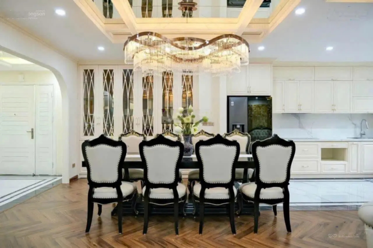 Gia đình bán căn hộ tại Trung tâm thương mại TSQ 300m2 4 ngủ tòa T2B full nội thất sổ đỏ.