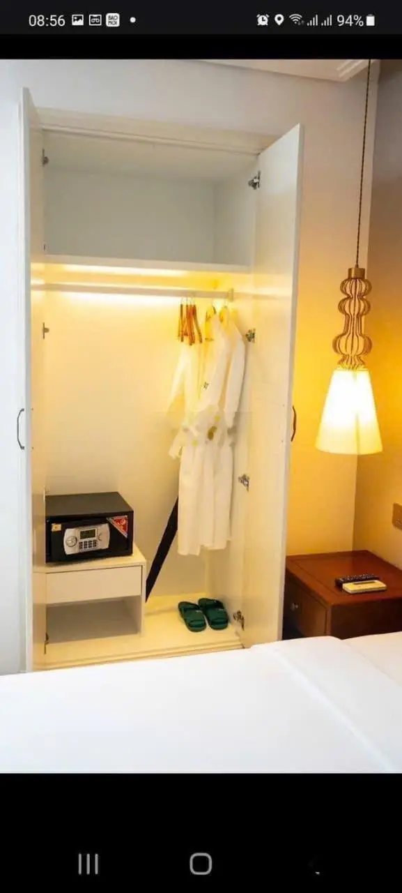 Bán khách sạn 5 sao - Mặt tiền khủng - Diện tích lớn 520m2 10 tầng Cầu Giấy 250 tỷ