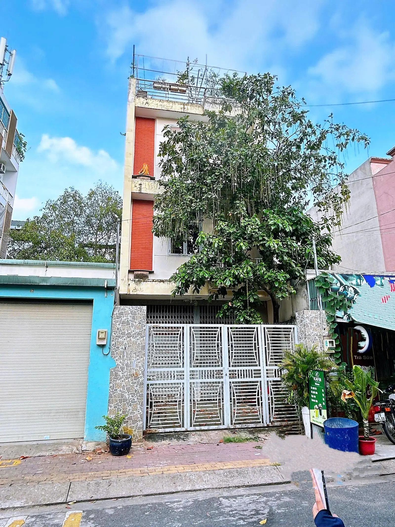 Nhà 3 tầng mặt tiền đường thông Phước Long B - Quận 9 - vừa ở vừa kinh doanh, có vỉa hè, ngang 5m
