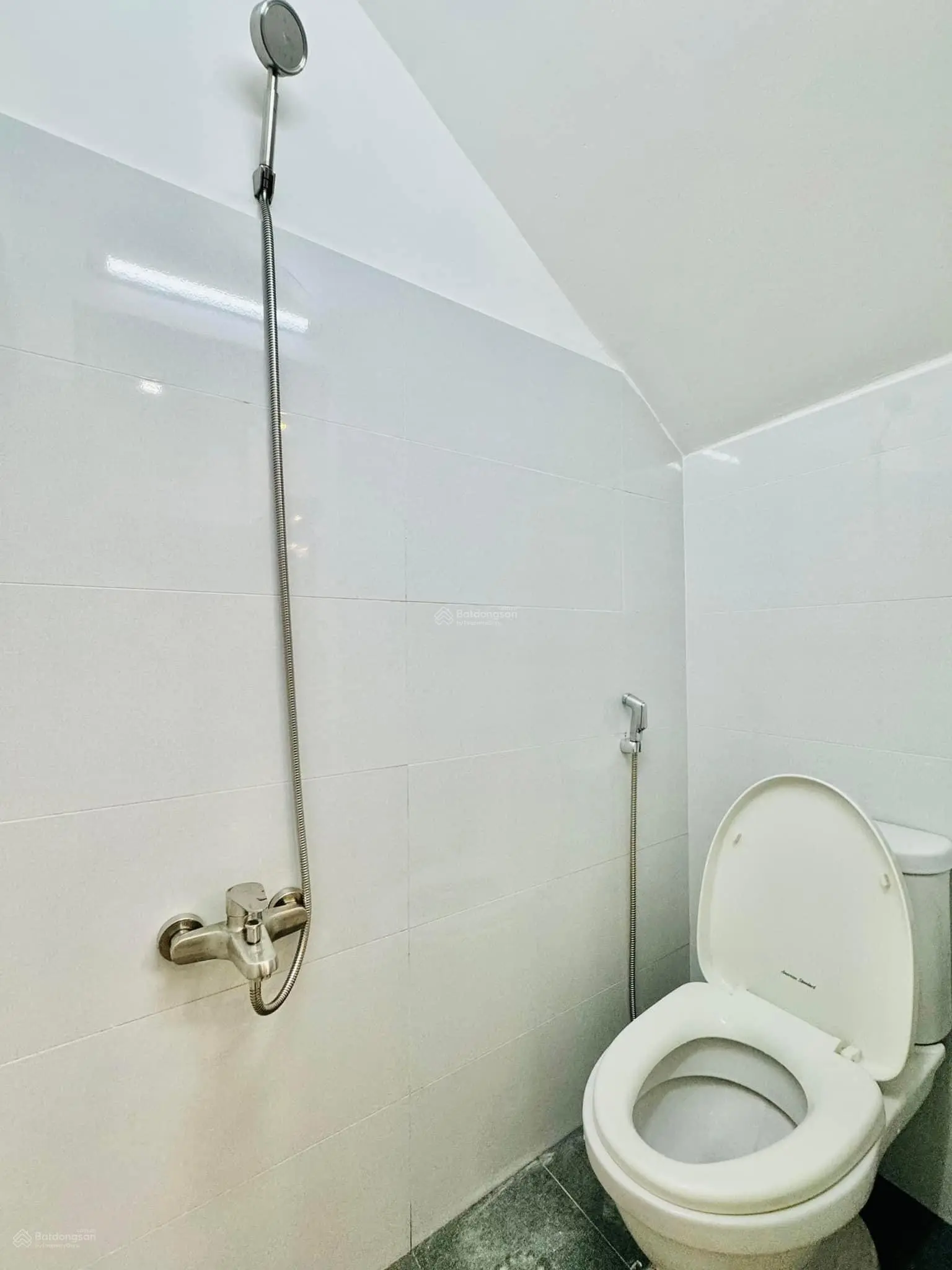 Bể nợ bán nhà 80m2 ngay trường THCS An Bình Dĩ An sổ hồng riêng đang cho thuê 8tr/tháng