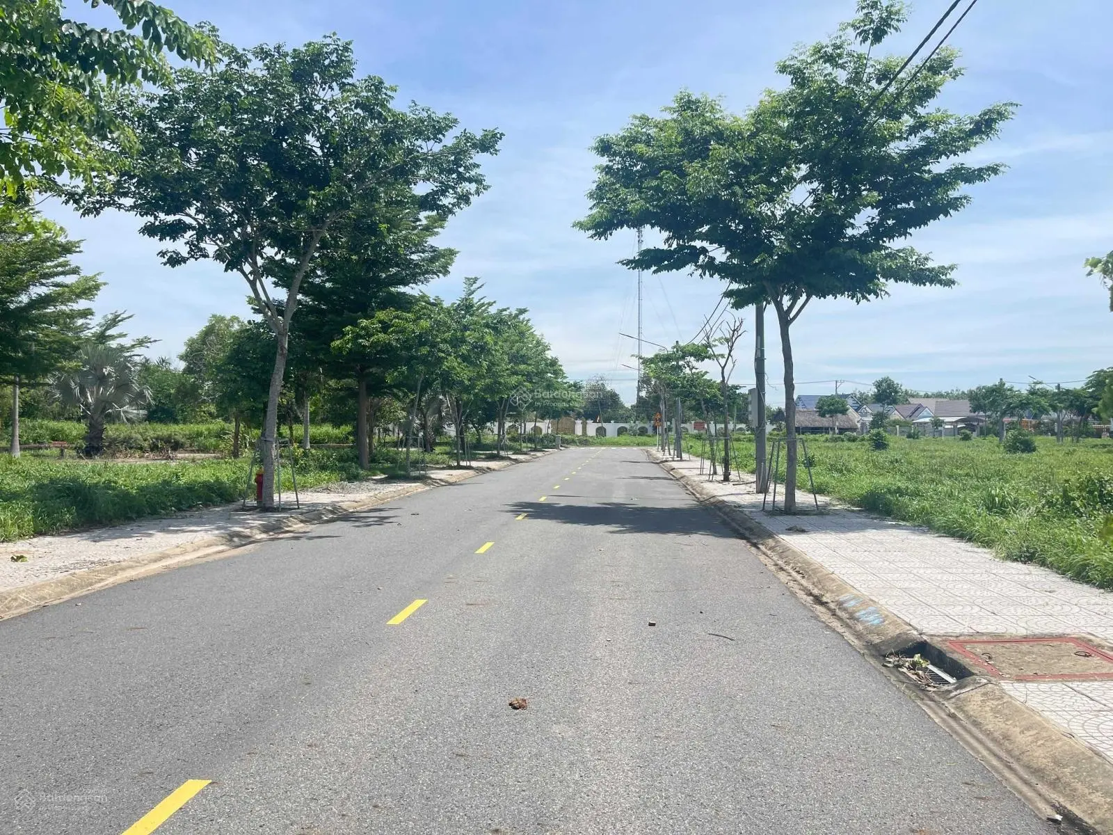 Cần tiền bán gấp nền 70m2 giá chỉ 660 triệu. Sổ sẳn công chứng ngay. LH em Tiên hỗ trợ 0907 206 ***