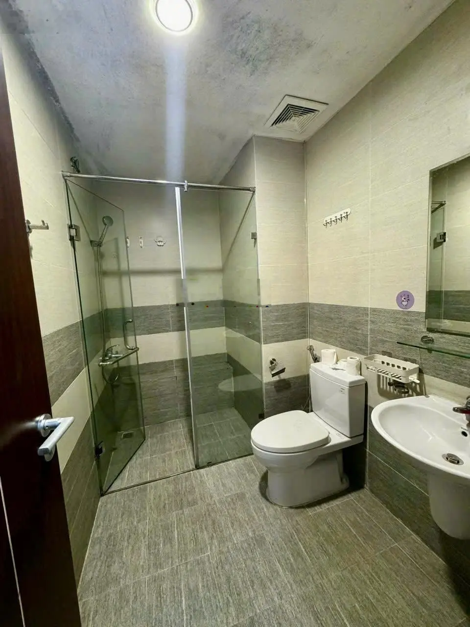 Nhà tớ chính chủ cần bán căn hộ 3N2VS-82m2, đầy đủ nội thất đẹp do nhà tự thiết kế, giá siêu mềm