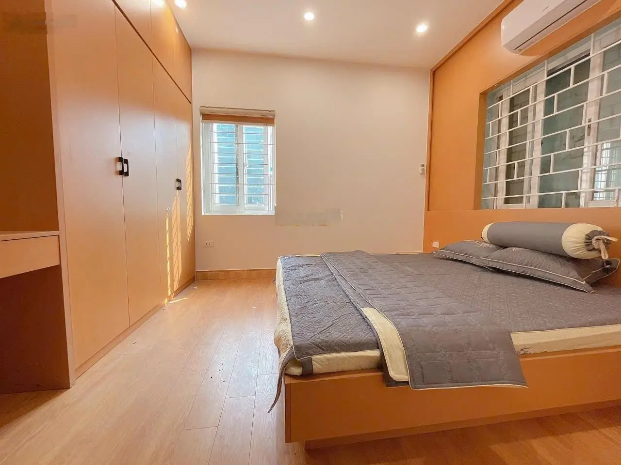 Cần Bán nhà riêng phố Đặng Tiến Đông 45m 5Tg MT 4,3m hơn 10 tỷ gần ÔTô 10m ra phố hồ Hoàng Cầu.