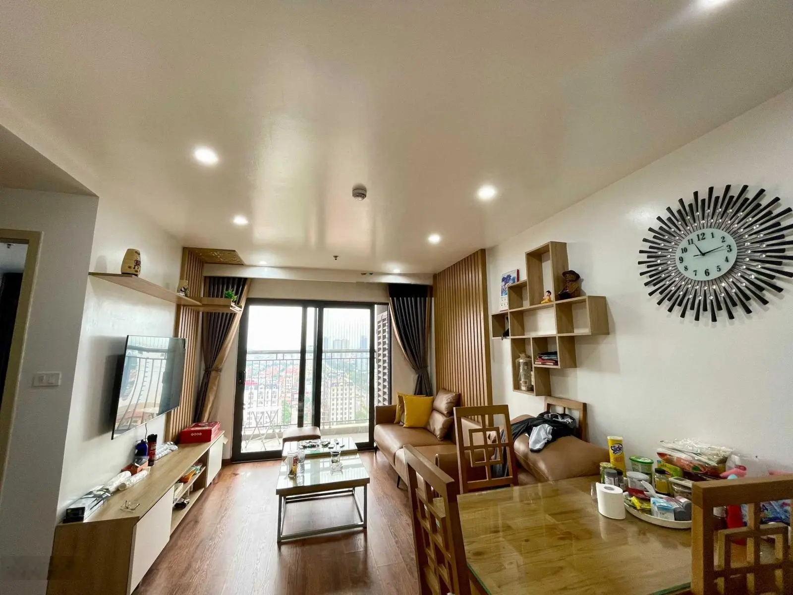 Em cần bán căn 2 ngủ chung cư Lotus Central, đủ nội thất, đang cho thuê 16tr/tháng, giá bán 3,xtỷ