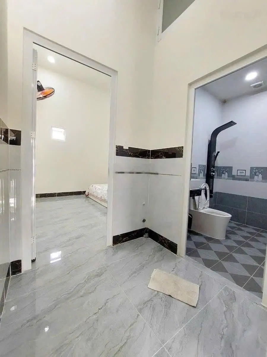 Bán gấp nhà giá 950tr , ngay chợ bình chánh , sổ hồng công chứng liền .