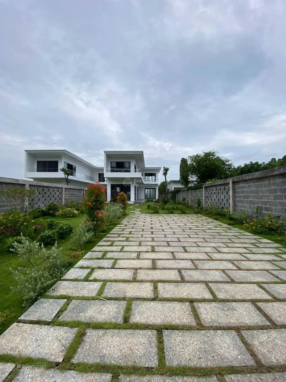 Villa 1 trệt 1 lầu MT Nguyễn Huệ - Đất Đỏ - BRVT DT 500m2 giá 5tỷ2