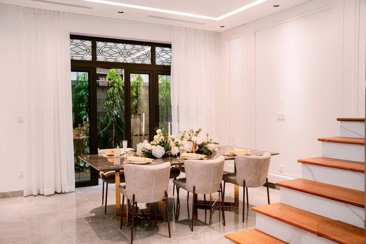 Biệt thự đẳng cấp tây hồ - thang máy - phong thủy linh khí hội tụ - giá tốt trong khu vực