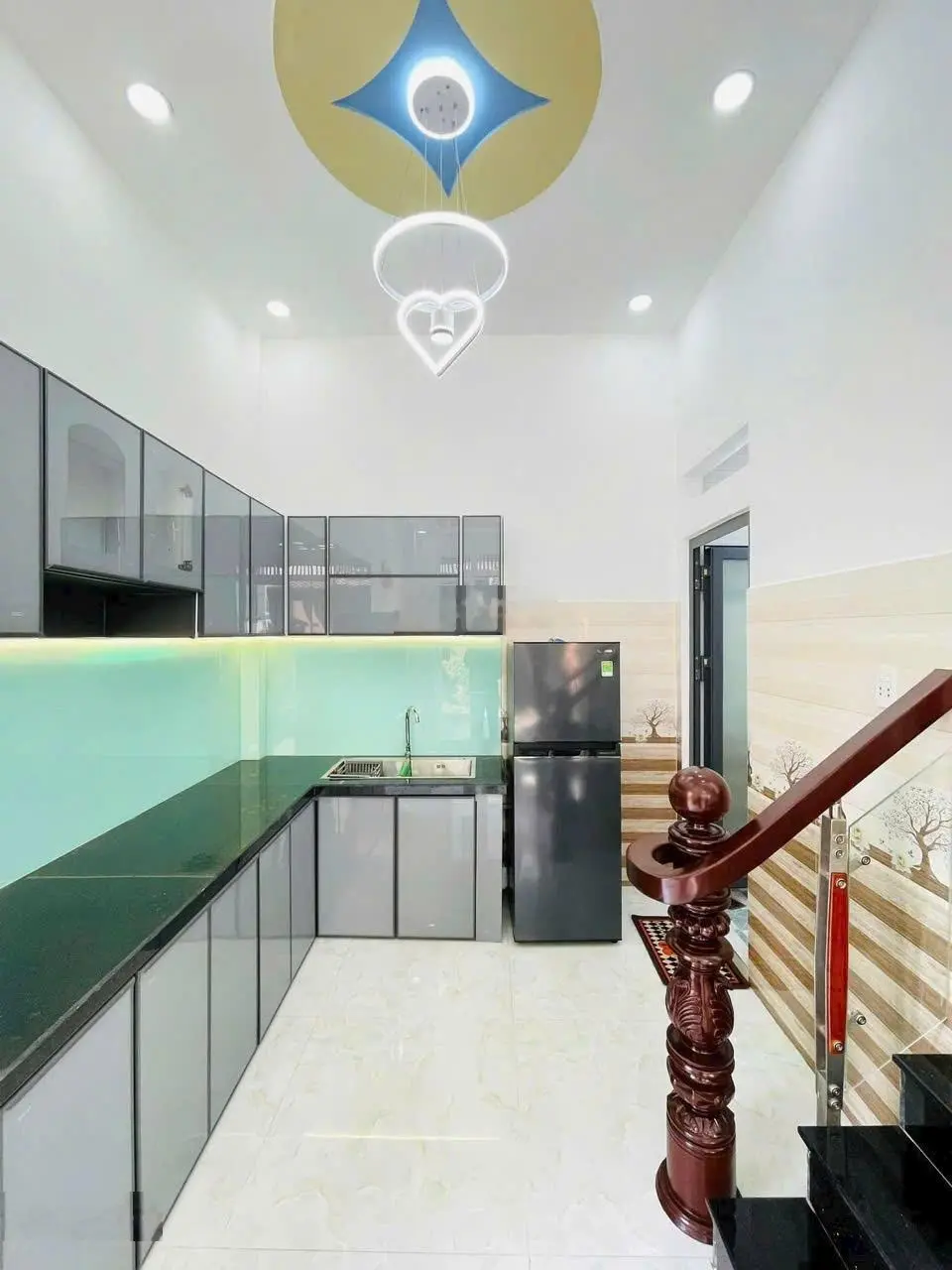 Bán nhà MT kinh doanh buôn bán chỉ 4 tỷ 350 - nhà 2 tầng đẹp tuyệt vời - hót rầm rộ đường 10 mét
