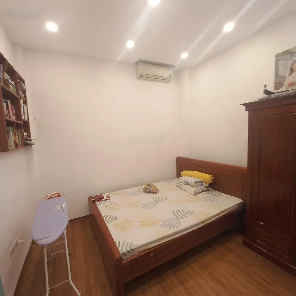 Nhà đẹp - phân lô vỉa hè - đường ôt tránh dừng đỗ - kinh doanh - trung tâm văn quán.