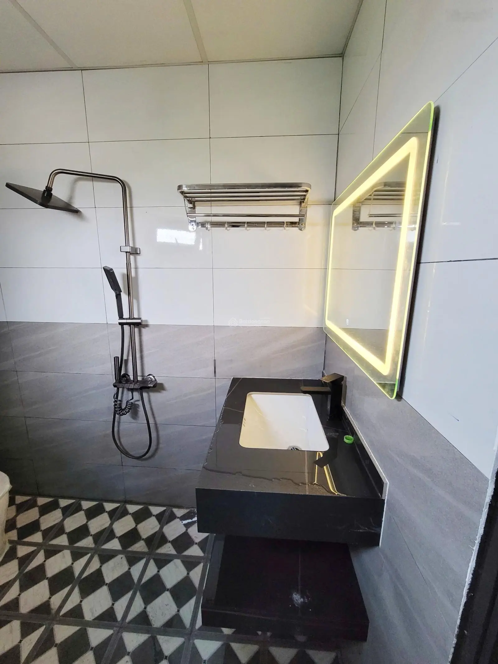 Chính chủ bán nhà Phụng Châu mặt sân văn hóa sát mặt trục ra cầu Mai Lĩnh chợ Phượng