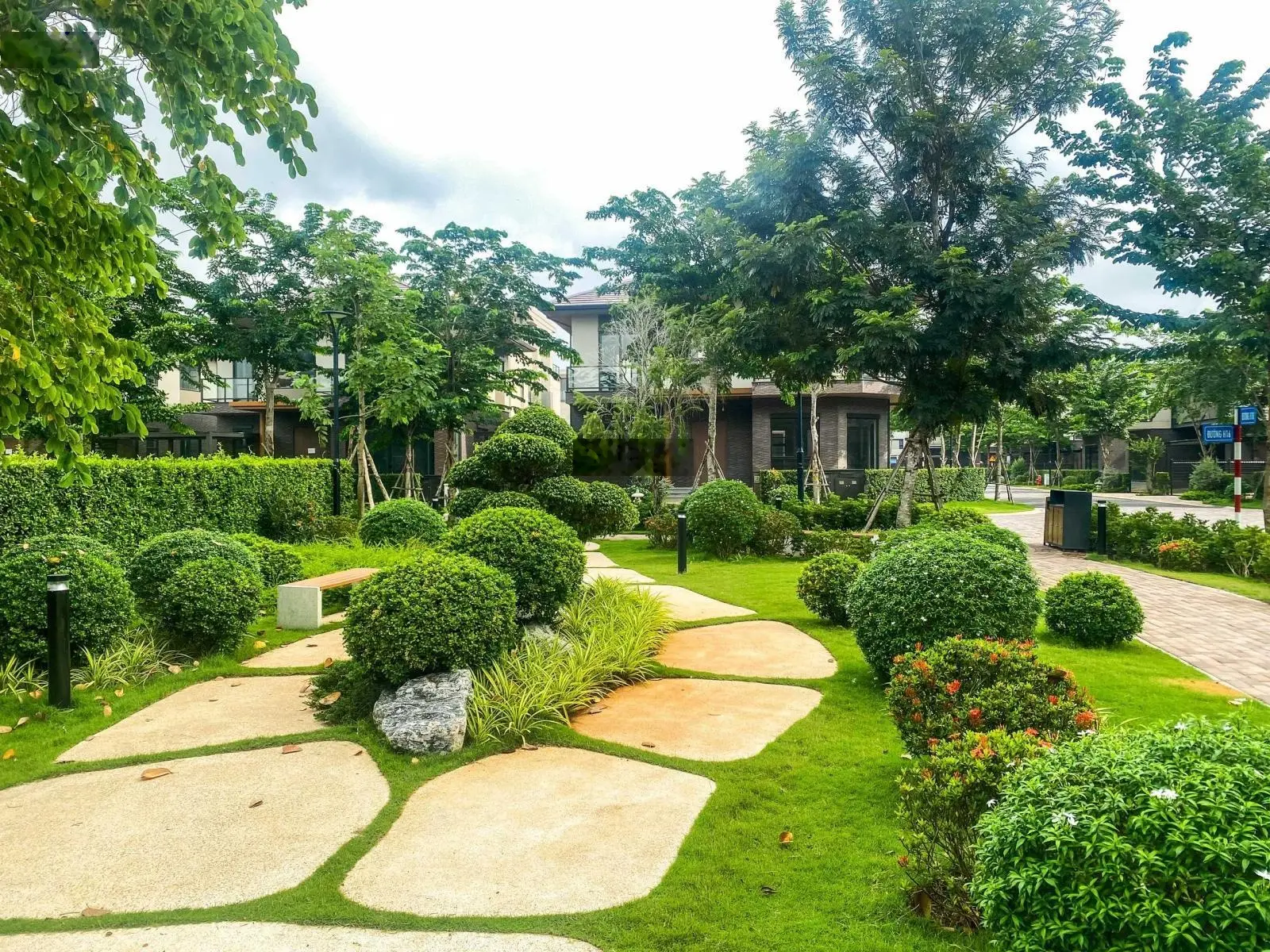 Nhận booking căn góc biệt thự 264m2 giá 12,3 tỷ view hồ bơi công viên. LH 0906 499 ***
