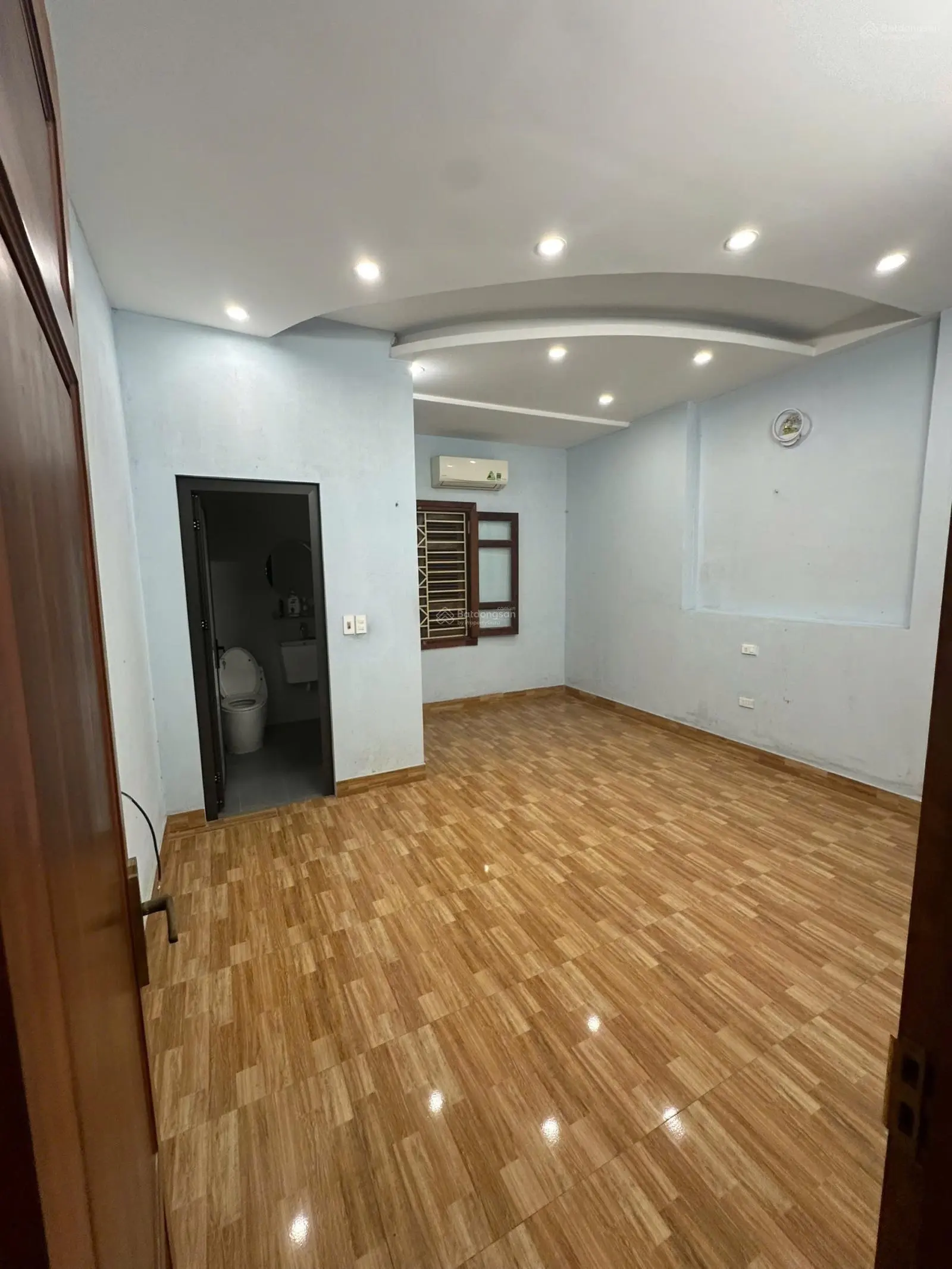 PHỐ VIP NGUYỄN VĂN HUYÊN - Cầu Giấy - vỉa hè ô tô tránh, kinh doanh cực đỉnh 70m2 x 5 tầng x 5m.