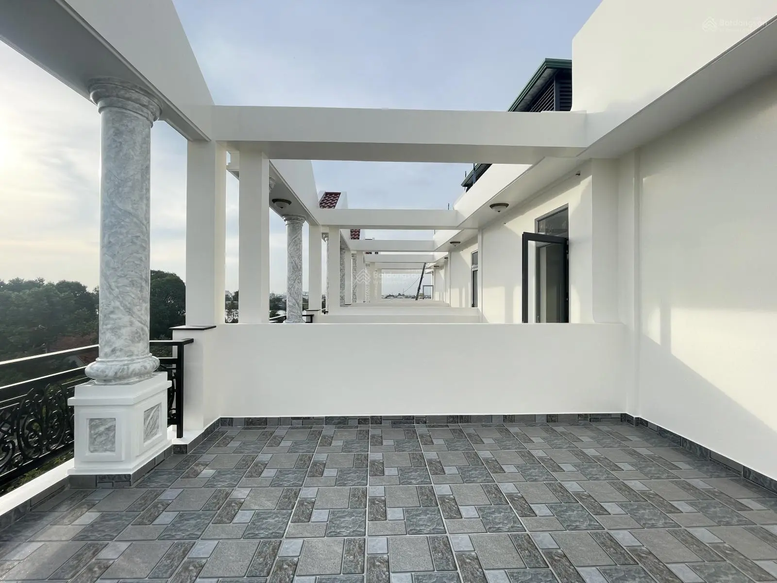 Nhà 1 trệt 5 lầu có thang máy, khu đồng bộ ven sông sài gòn, đường 9m liền kề vạn phúc city