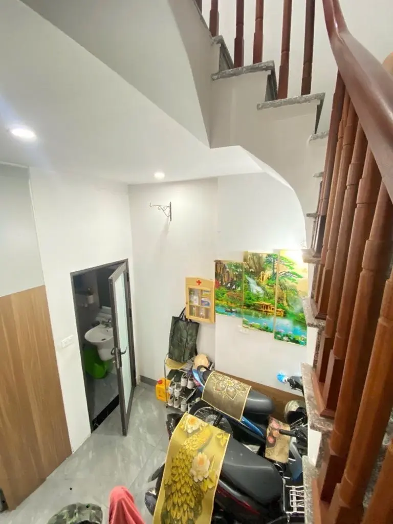 Chị liên gửi bán căn nhà tự xây chin chu đẹp. 35m2 chủ rất lộc lá đổi nhà mới to đẹp hơn.