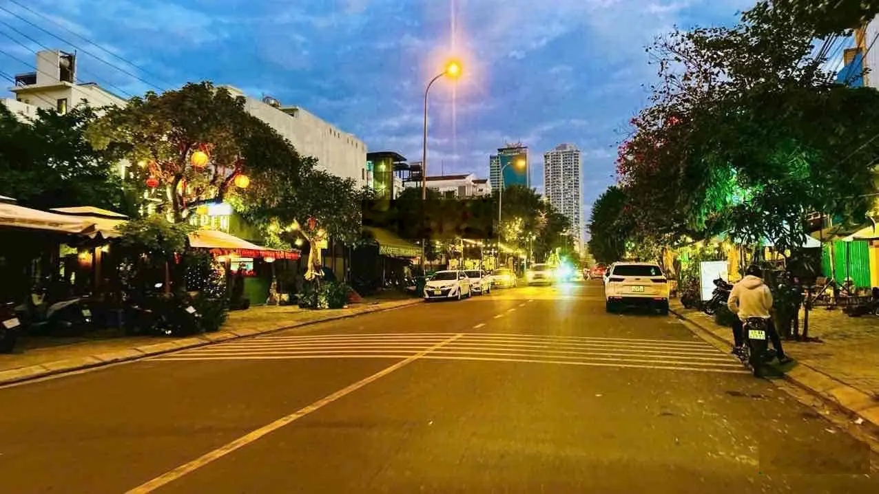 Siêu cực phẩm hot bán nhà mặt tiền đường hồ nghinh trục đường 15m vị trí đẹp nhất cách biển 200m