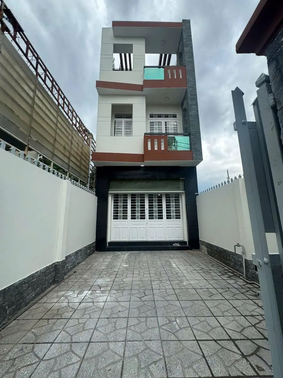 Nhà 1 trêt 2 lầu 1 sân thượng - Mặt tiền đường số Long Trường, nội thất mới