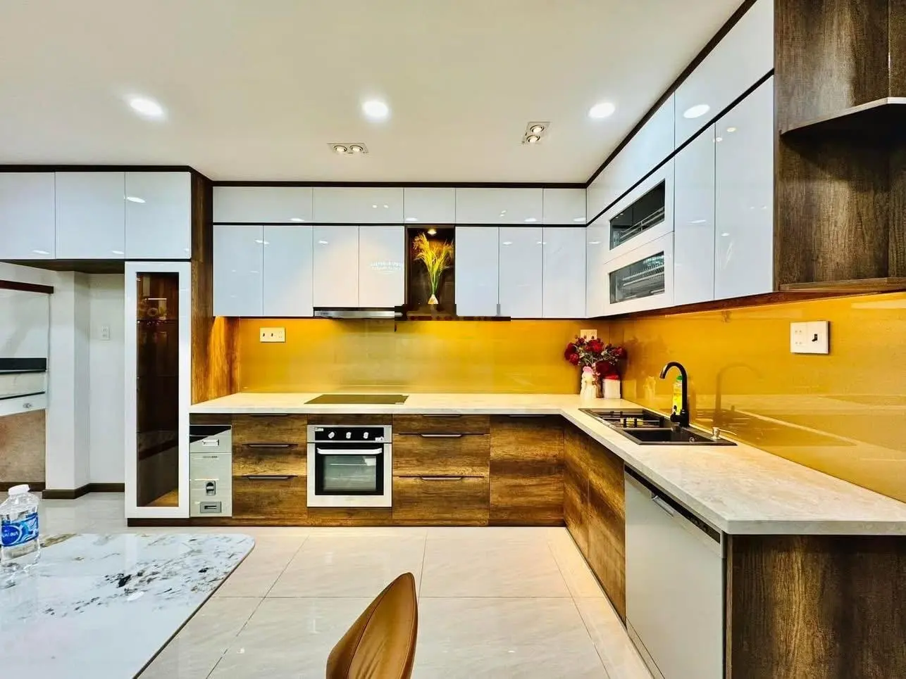 Bán nhà tuyệt đẹp đường Bàn Cờ, p3, Quận 3, 65m2, 2tỷ350, 2 tỷ350 sổ hồng riêng, sẵn hđ thuê 12tr