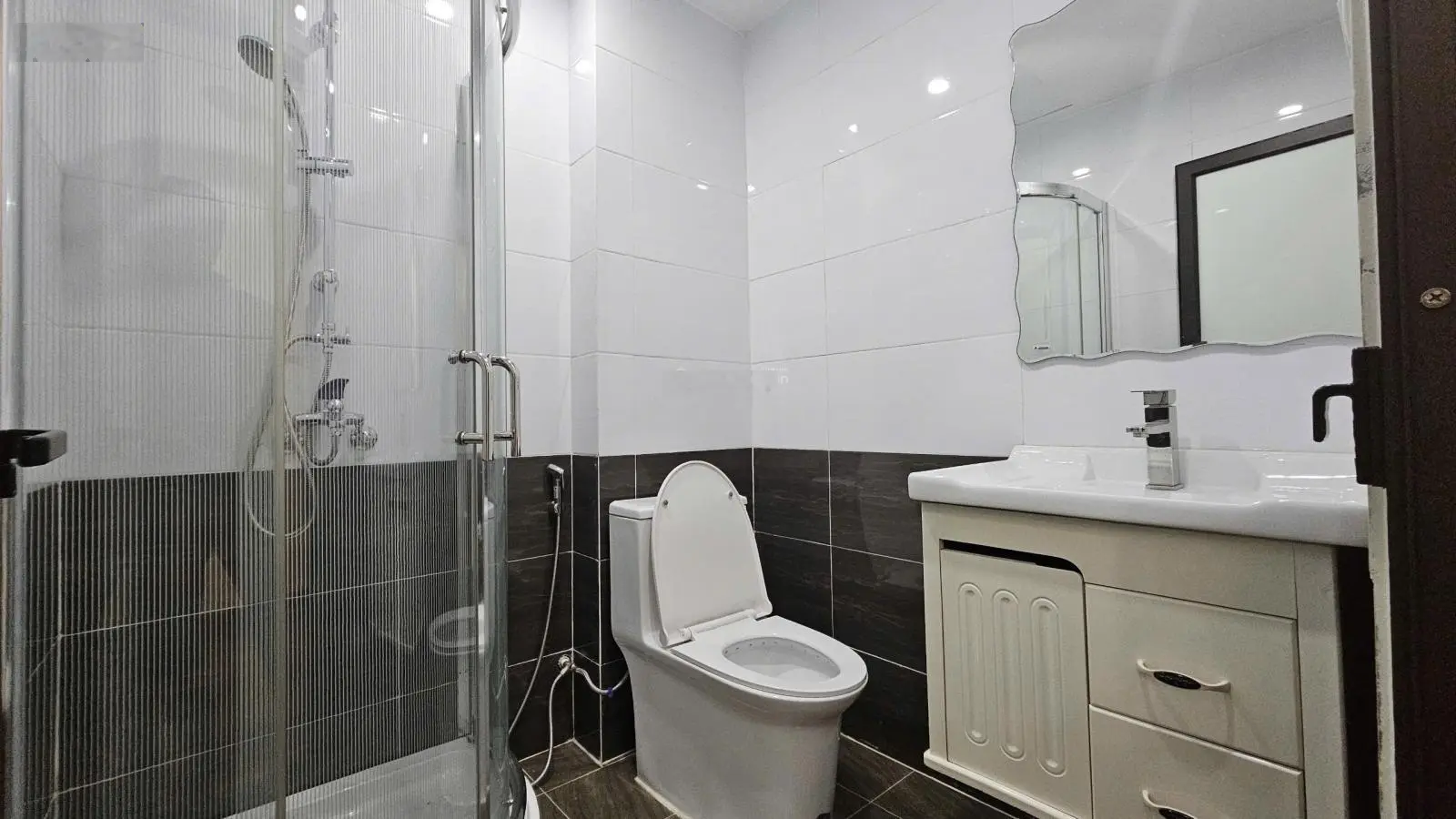 Nhà mới - 7 tầng thanh máy - full nội thất chuẩn 5* - ngõ thông - cách 20m ô tô tránh - dừng đỗ.