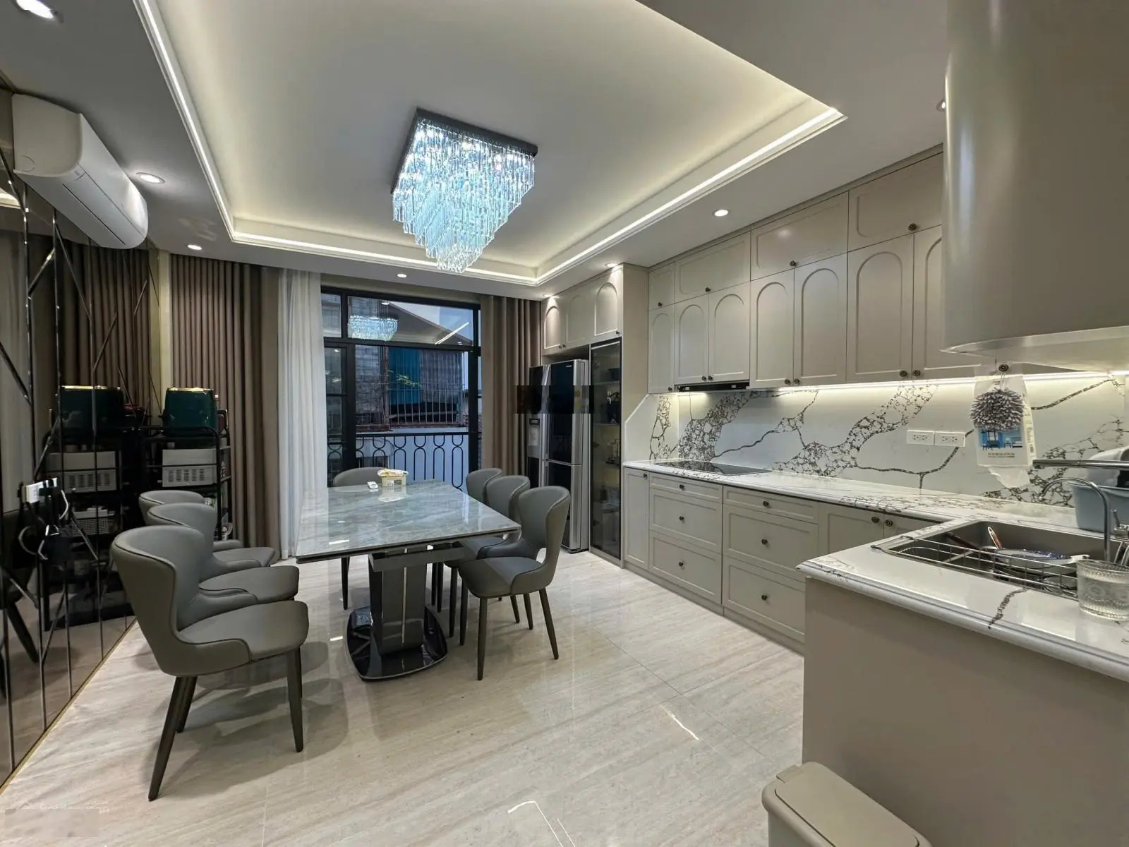 Phân lô Ngọc Khánh . Phố Vip quận Ba Đình . 7 tầng thang máy xịn . Siêu siêu đẹp .